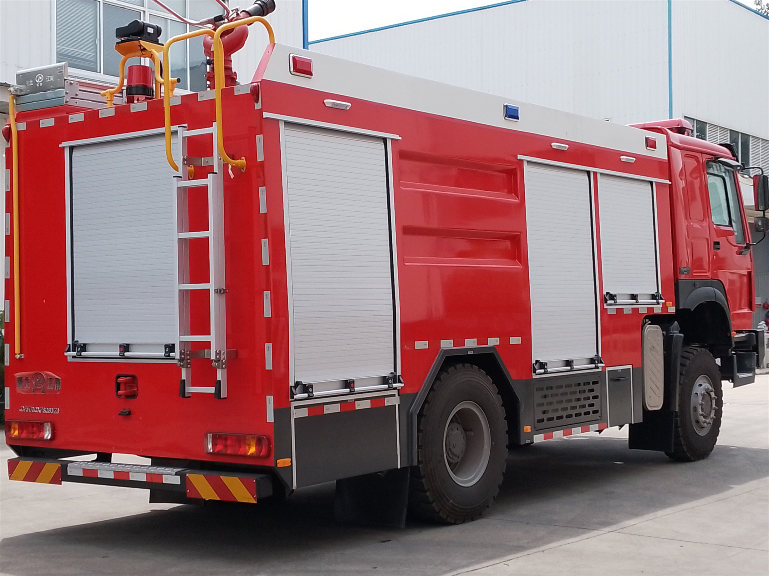 四驅5.5噸水罐消防車