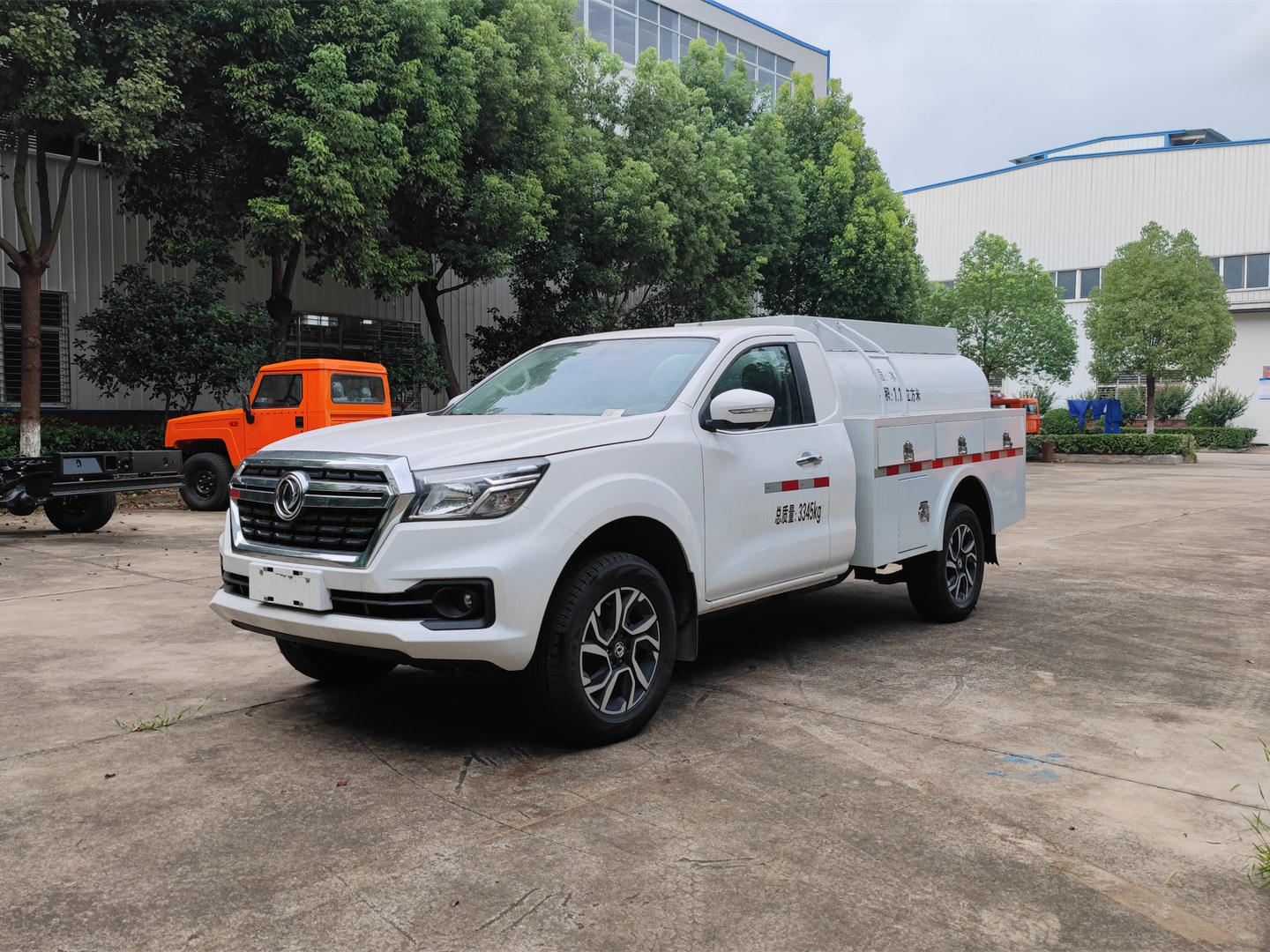 1.2噸四驅(qū)單排灑水車