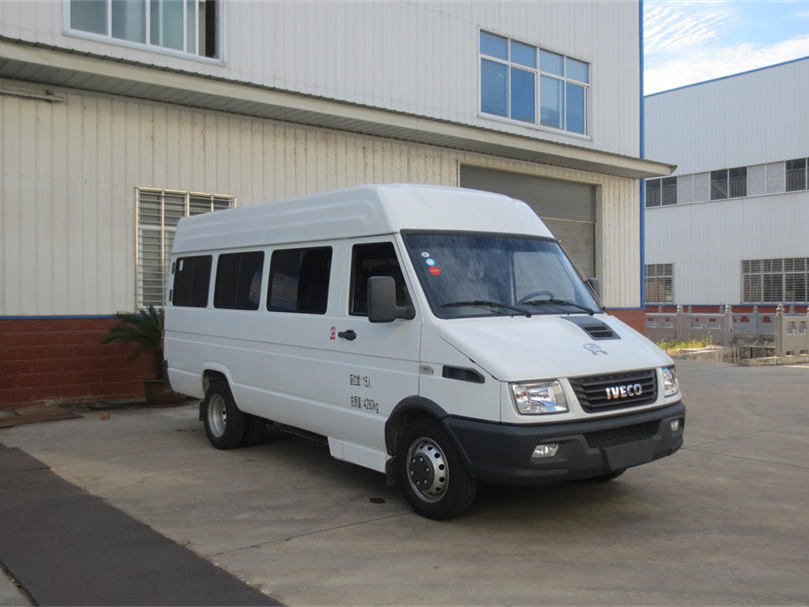 依維柯15座運(yùn)兵車