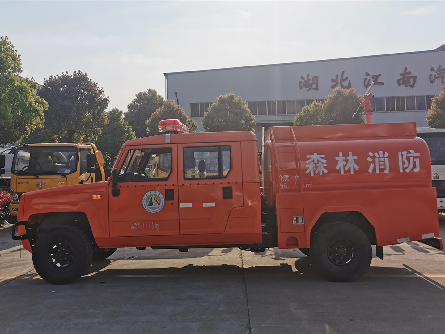 森林四驅勇士雙排1.36噸供水車(圓罐)